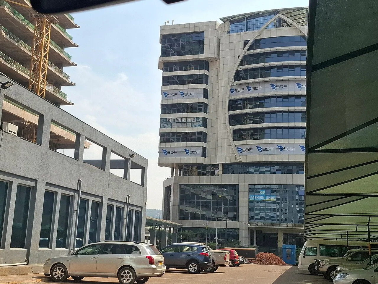 Inyubako n'amaduka hafi y'ahagenewe abanyamaguru i Kigali
